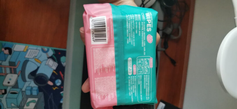 怡恩贝婴儿湿纸巾护肤柔湿巾9我刚买的湿巾到货了，抽出来干的跟受潮的卫生纸差不多，这叫水分充足？？