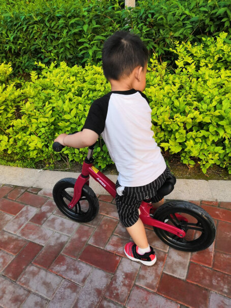 健儿平衡车儿童滑步车无脚踏单车滑行车12寸经典黑车头是固定的还是360度旋转？