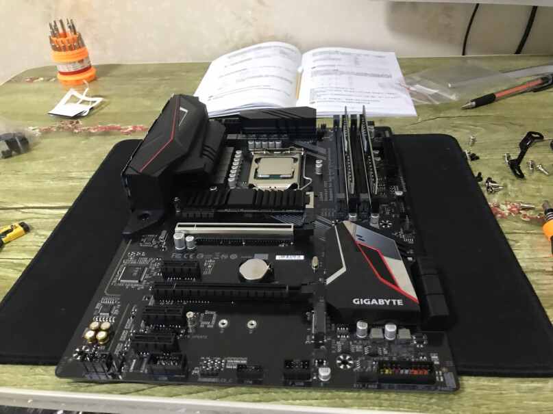 技嘉Z390GAMING一体式水冷水泵和风扇分别插在哪里啊？