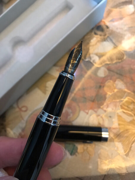 英雄钢笔382商务办公铱金钢笔签字笔黑色和蓝色有什么区别吗？为什么黑色比较贵？