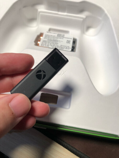 微软Xbox无线控制器磨砂黑+Win10适用的无线适配器无线适配器这款我看评论里说还有数据线，客服说不带数据线，请问到底有没有数据线啊？