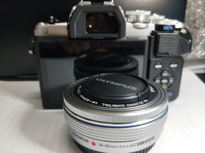 奥林巴斯E-M10 MarkIV微单相机和索尼a6300哪个更好些？
