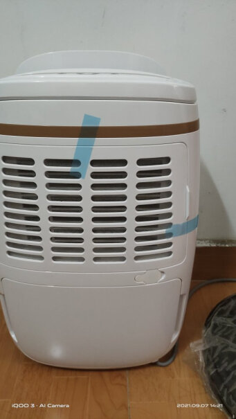 德业除湿机请问除湿机是出热风吗？还是自然风，之前我买过一个海尔的出热风，大夏天的没法用，跟开了一个冬天用的电热扇一样，塑料味还很浓？