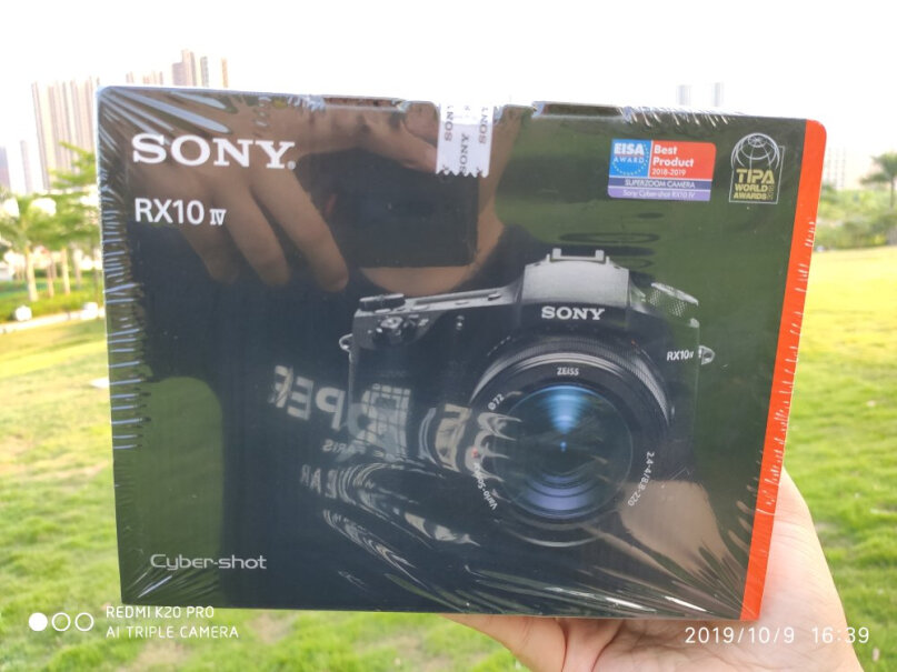 索尼DSC-RX10M3数码相机屏幕是可翻转的吗？