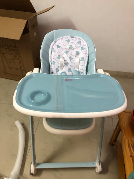 爱音宝宝餐椅儿童婴幼儿餐椅座椅这个收起来占地吗？推动方便吗？胖宝宝坐的下吗？