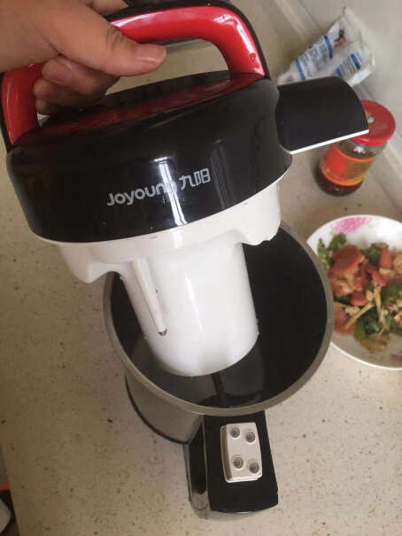 九阳豆浆机全自动智能大容量1.2升L家用多功能果汁米糊机棕色打出来的豆浆是热的吗？