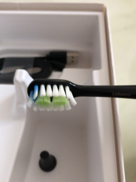 华为智选电动牙刷智能声波牙刷用的时候牙膏会飞溅出来吗？