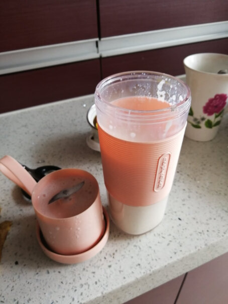 摩飞电器榨汁机便携式家用迷你榨汁杯充电式果汁机料理机请问有充电线配吗？