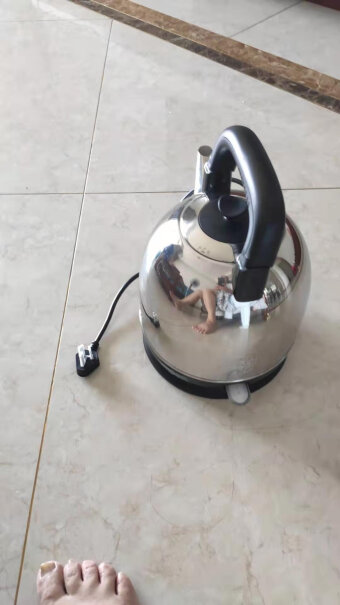 苏泊尔电水壶热水壶电热水壶304不锈钢烧水壶水开后，壶身外侧金属部分会烫手吗？