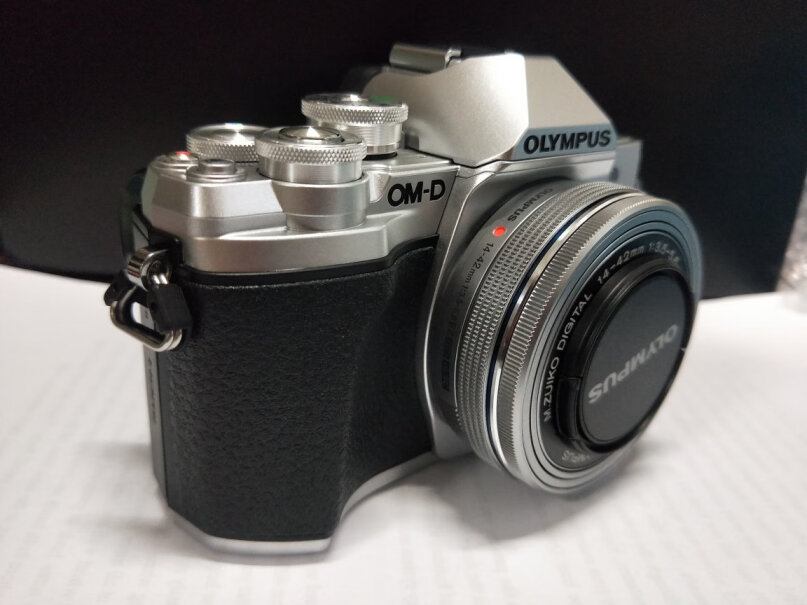 奥林巴斯E-M10 MarkIV微单相机这款相机底小，像素低，请问拍出来的照片放在电脑里看清晰吗？还有就是投放大一点的屏幕，会不会很模糊？