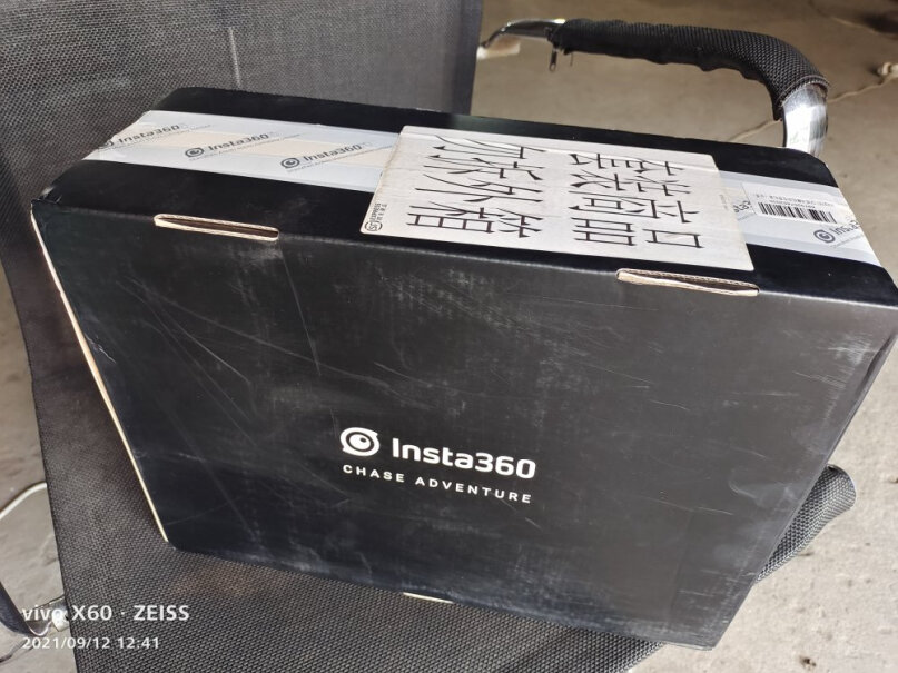 Insta360 ONE R摩托车礼盒（全景版）能边冲电边用吗？