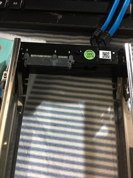 奥睿科光驱位抽取盒1106SS盒子安装以后更换抽取盒内硬盘需要拧螺丝吗？