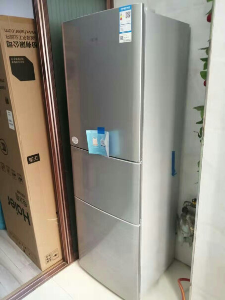 216升三门电冰箱小型家用中门软冷冻节能款冰箱是无霜的吗？
