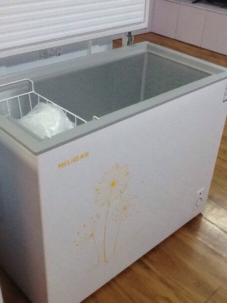 美菱MELING208升家用商用冰柜您好，我买的这个冰柜怎呢么下边没霜，上边有霜呢？