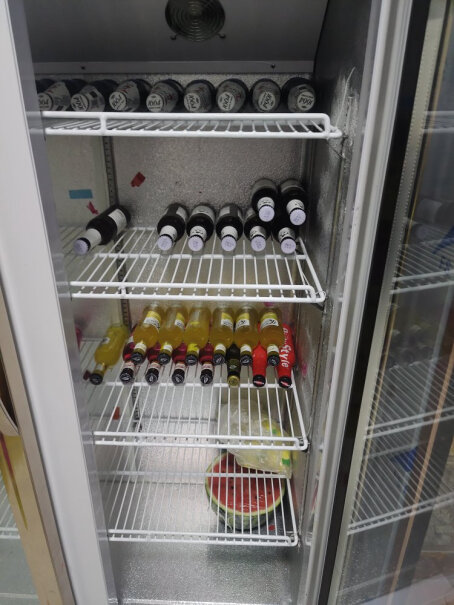 星星展示柜冷藏饮料柜商用便利店超市啤酒水果保鲜冰柜展示柜下面的排水孔用堵上吗？