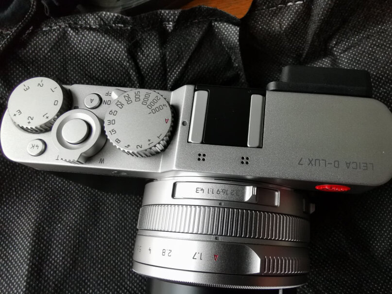 徕卡D-LUX7数码相机请问用取景器拍摄方便吗？会不会太小不好操作？