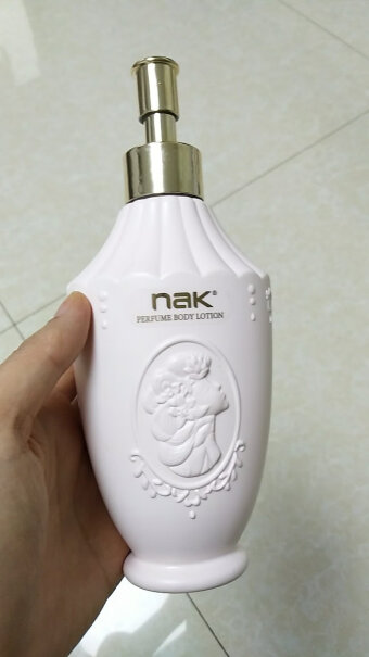nak香水身体乳女士粉色和紫色哪个好闻一些？