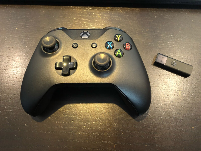 微软Xbox无线控制器磨砂黑+Win10适用的无线适配器给位老板 这款手柄字母按键硬吗？和北通阿修罗的按键硬度比怎样？ 还有大小和北通阿修罗比怎样？