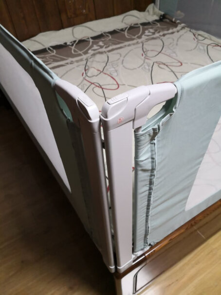可优比KUB床围栏和床垫接触部分杆的高度可以调节吗，6厘米床垫用的话，护栏打下来后能和床平齐吗？