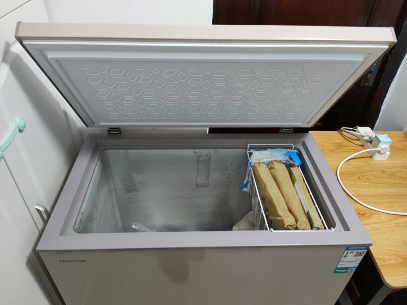 海信 (Hisense) 203升 一级能效家用冰柜 冷藏冷冻转换冷柜 节能省电单门冰箱金色BD这个203升的有轮子吗？
