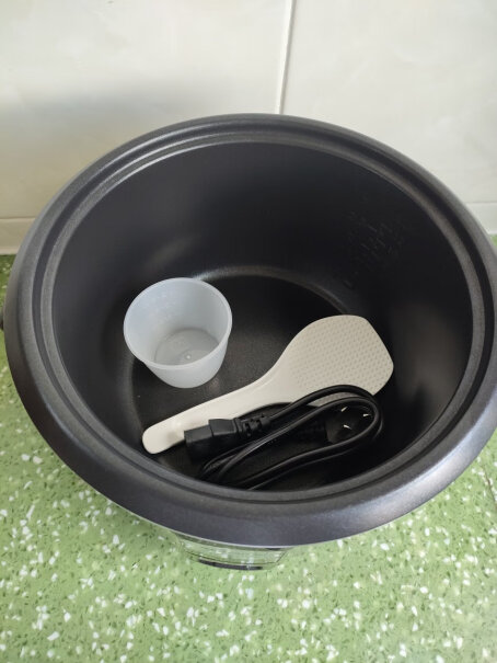 奥克斯电饭煲5L电饭锅直身式带蒸笼蒸笼是铝的还是塑料的？