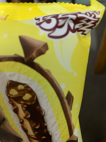 伊利巧乐兹经典巧脆棒脆香饼巧克力脆皮雪糕冰淇淋商店买的雪糕木条上有巧乐兹印字，这款没有，正品么？