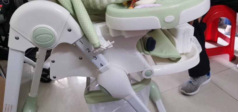 爱音儿童餐椅婴幼儿餐椅透气孔容易进脏东西吗？