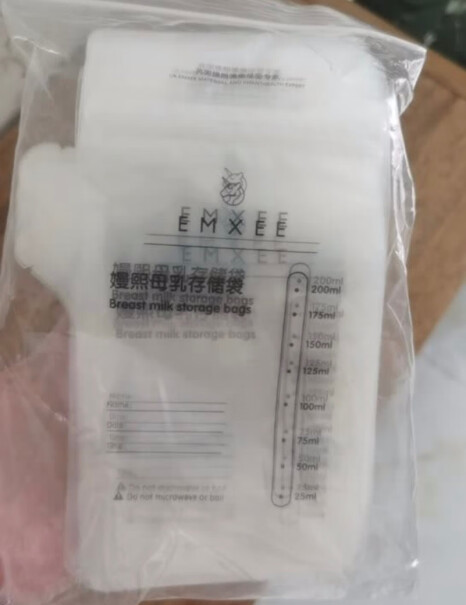 嫚熙EMXEE储奶袋一次性母乳装奶壶嘴型储存袋冷藏装奶保鲜储存袋加厚防漏200ml*120枚装这个没有温度提示吗？