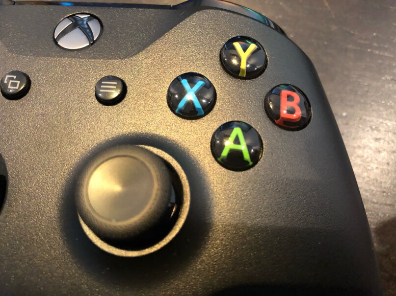 微软Xbox无线控制器磨砂黑+Win10适用的无线适配器给位老板 这款手柄字母按键硬吗？和北通阿修罗的按键硬度比怎样？ 还有大小和北通阿修罗比怎样？