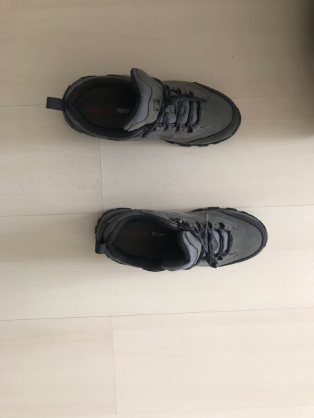 探路者21秋冬新品徒步鞋男女户外运动休闲鞋透气登山鞋看了评价，中灰/深灰款的和图片的色差太大了吧，根本就不是一个颜色的吧？