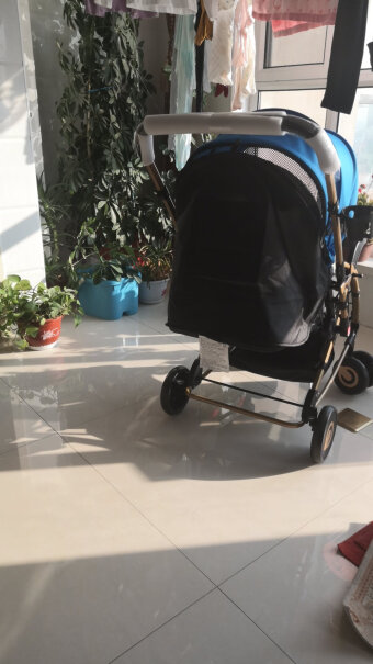 宝宝好婴儿推车可坐可躺双向折叠婴儿车夏季冬季通用轮子是什么材料的？