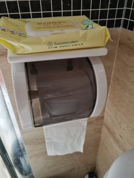 双庆卫生间置物架防水纸巾盒拉卷纸会卡住吗？