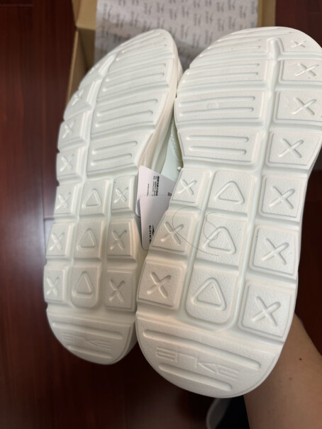 鸿星尔克男士运动鞋夏季轻薄透气 51122120234使用怎么样？3分钟了解评测报告！
