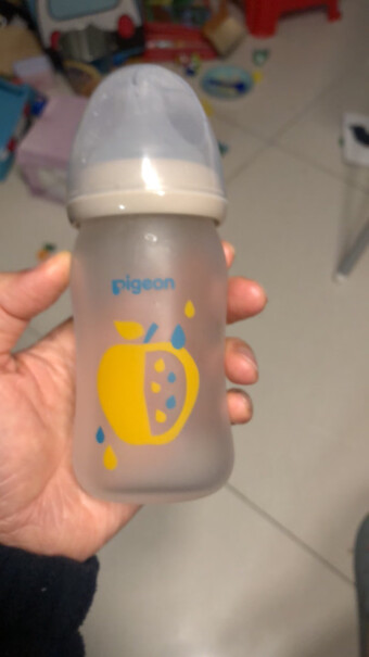 贝亲Pigeon硅胶玻璃奶瓶婴儿仿母乳新生儿宽口径240ml你们未必能看到瓶底的生产日期喷码？母婴用品都不细心看看？