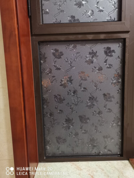 晴画印花磨砂玻璃贴纸在家里，贴在浴室的玻璃里面，还是贴在玻璃外面？不是单向的吗？