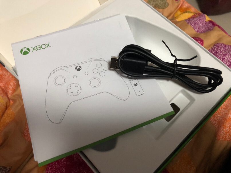 微软Xbox无线控制器磨砂黑+Win10适用的无线适配器怎么关机，等灯一直亮着吗？