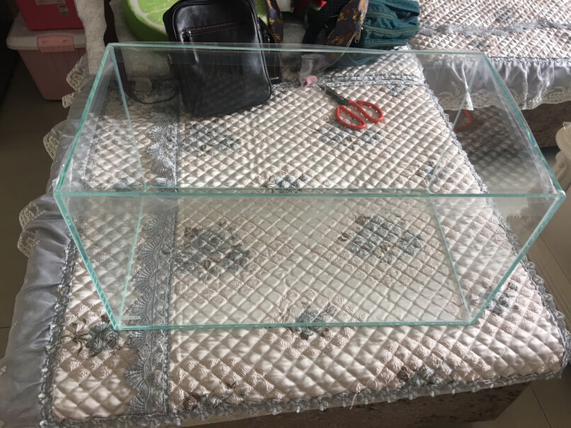 森森森森超白玻璃小鱼缸客厅小型桌面家用水族箱420裸缸有没有配底坐？