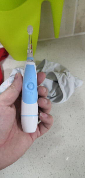 BabySmileS-204B我想问下大家，这个电动牙刷还需要像普通牙刷那样手动竖刷吗？还是只是停留在牙齿上就好，谢谢大家？