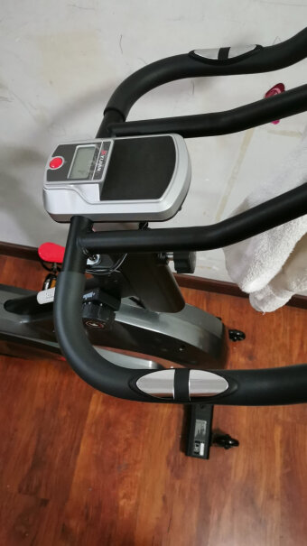 亿健动感单车家用磁控静音健身车自行车健身器材深空灰把手插管里的电线是插在哪儿的？