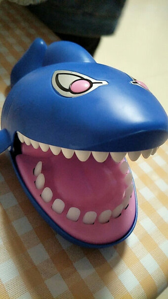 雷朗儿童玩具抖音同款鲨鱼的牙齿是什么材质的？咬到会疼的吗？ 宝宝才2岁半可以玩吗？
