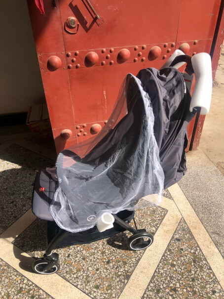 好孩子婴儿推车宝宝车婴儿伞车车轮子打滑吗？是橡胶的还是塑料的？