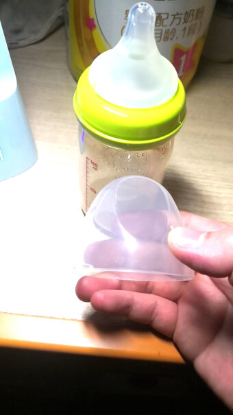 贝亲Pigeon奶瓶这款奶嘴真的软吗，我家宝贝一个半月大，用的布朗医生奶嘴太硬都不愿意吸奶了？