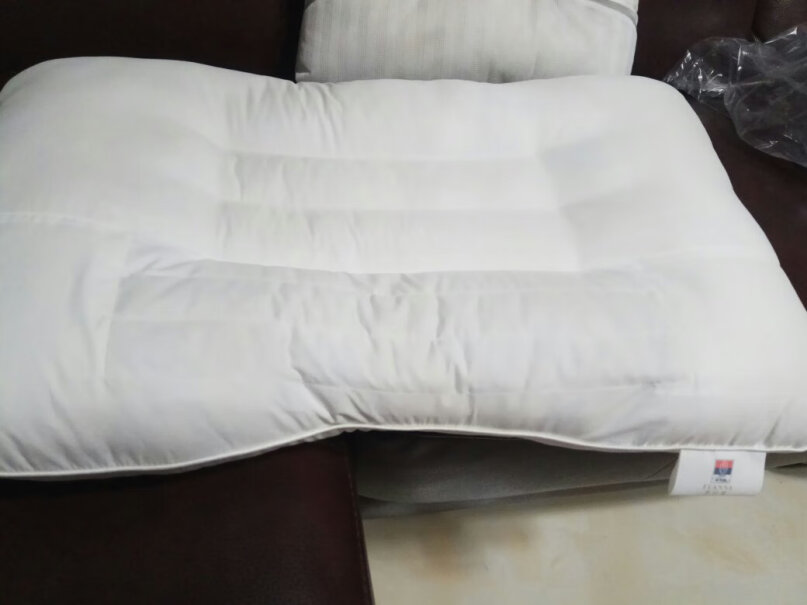 富安娜家纺圣之花枕头芯颈椎枕草本枕芯这个枕头有多高，软吗，我想买低一点的，软一点的。谢谢！