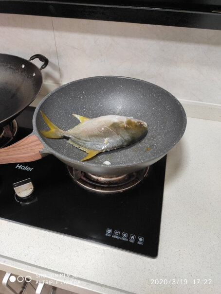 佳佰麦饭石煎炒锅看图片很浅。能有多少厘米？