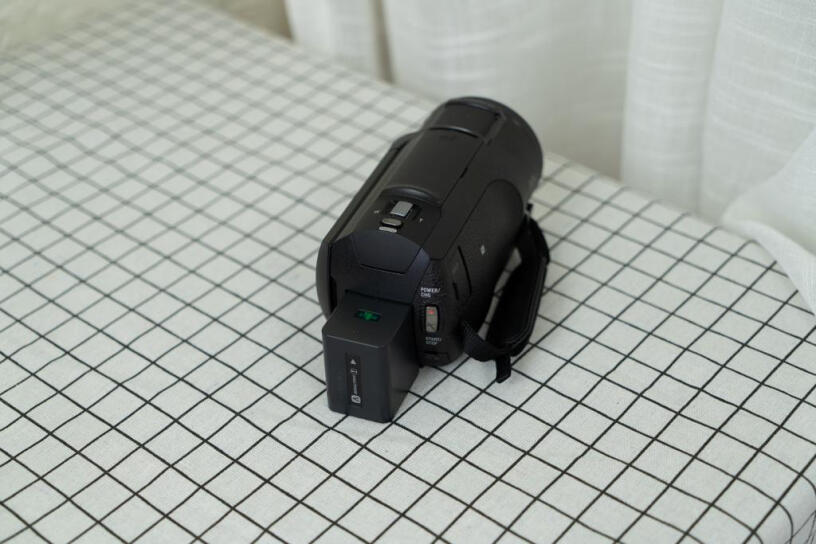索尼FDR-AX700高清数码摄像机能用充电宝供电吗？