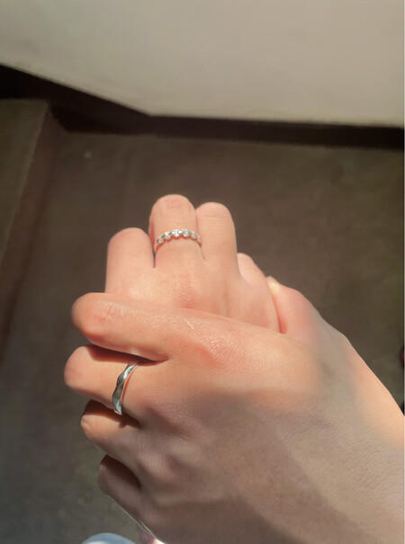 设计学生生日礼物送女友为爱加冕情侣戒指开口一对要注意哪些质量细节