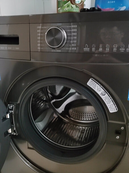 海尔EG100MATESL6你们在喷淋洗衣液时，是不是左边喷在视窗上，右边喷在衣服上？