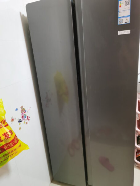 康佳184升双门冰箱请问大家，冰箱外体和门中间的隔板烫不烫手？