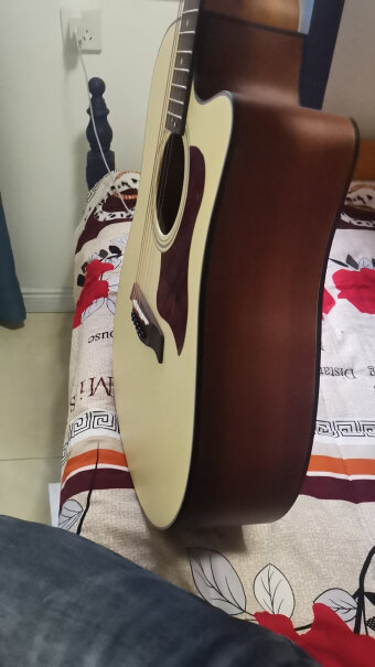 莫森mosen吉他41英寸初学者入门民谣木吉它乐器升级款这个吉他送的背包可以双肩背吗？