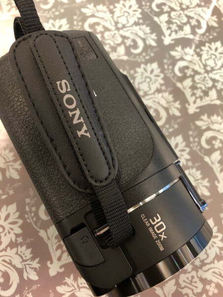 索尼FDR-AX700高清数码摄像机后面的电池在录像的时候是要一直在外面的吗？还是只是充电的时候在外面？